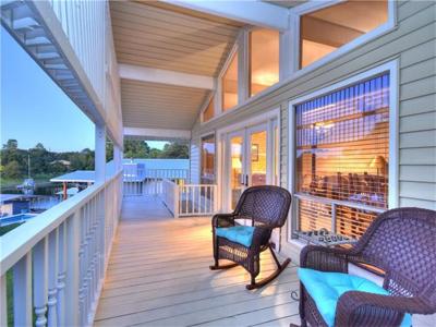 807 N Shorewood Dr