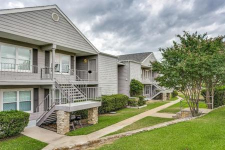 806 Highcrest DR