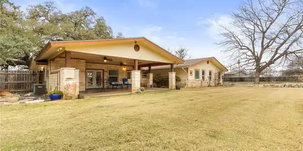 3820 Lakeview DR