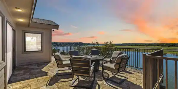 512 Harbor DR