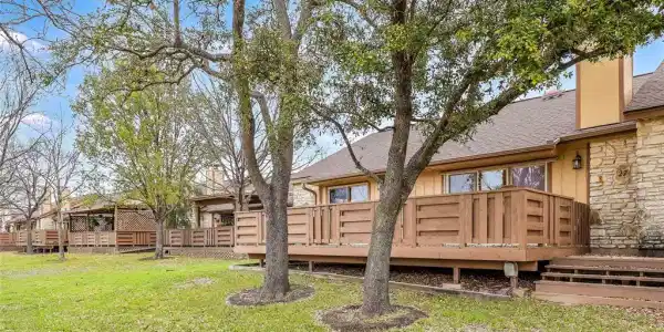 27 Oaks PL