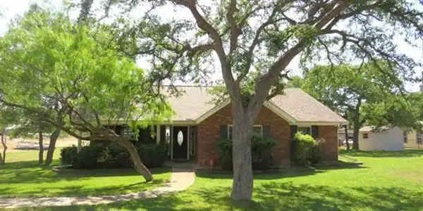 220 W Lakecrest DR