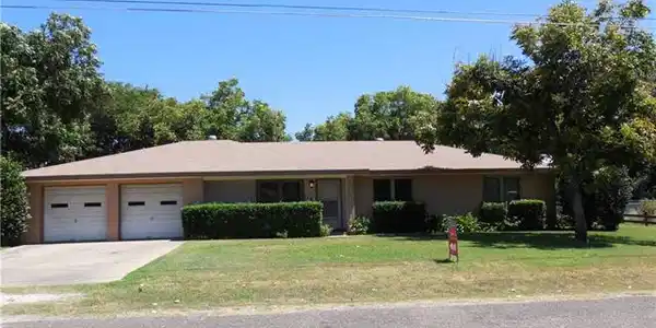 1105 Hackberry DR