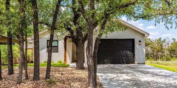 638 Oak LN