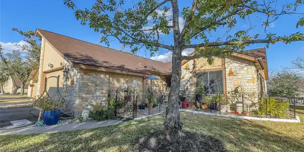 33 Oaks PL