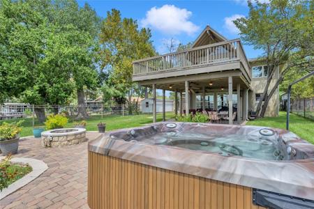 318 Beach DR