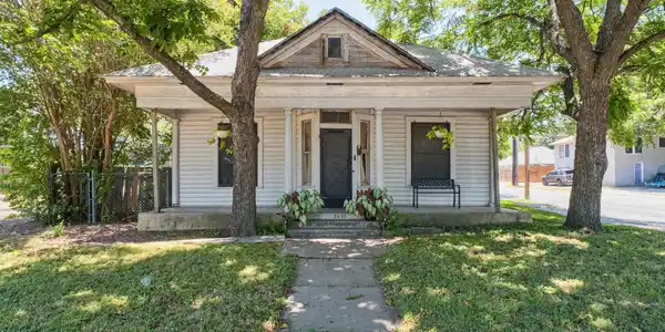 2201 E Cesar Chavez ST