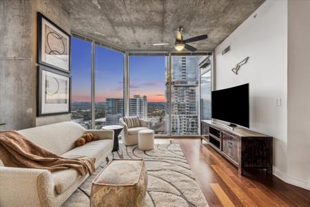 360 Nueces ST