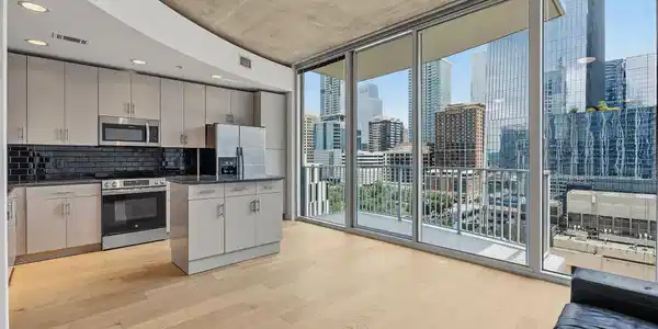 360 Nueces ST