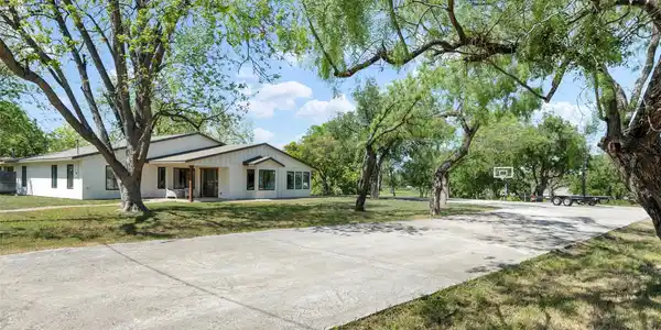 500 Lakeshore DR