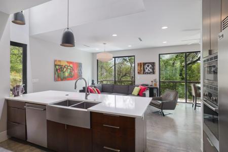 1325 Bonham TER