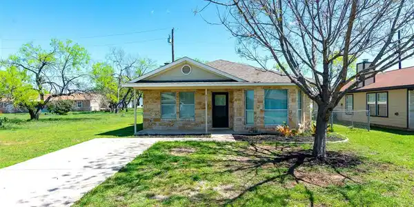 835 Pecan LN