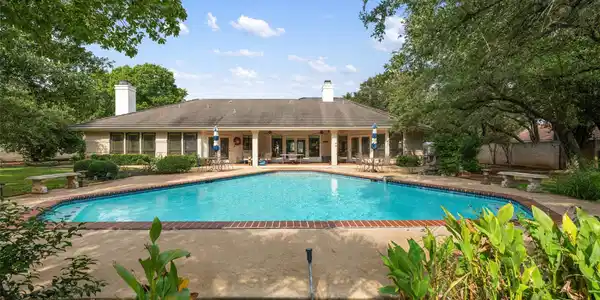 1201 Lakeway DR