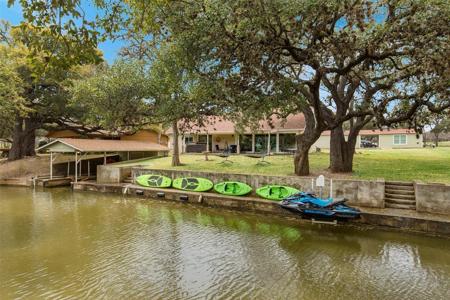 211 Lazy Oaks LN