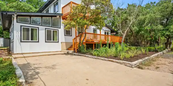 3904 Highland DR