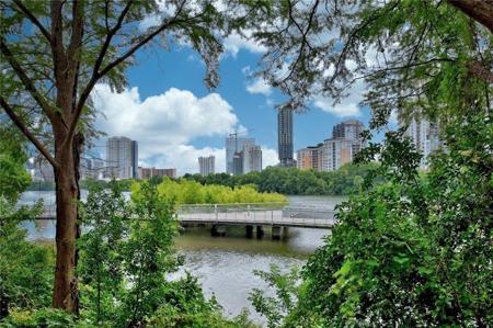 500 E Riverside DR