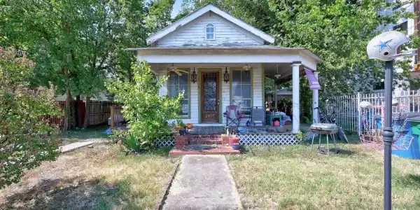 2907 E 5th ST