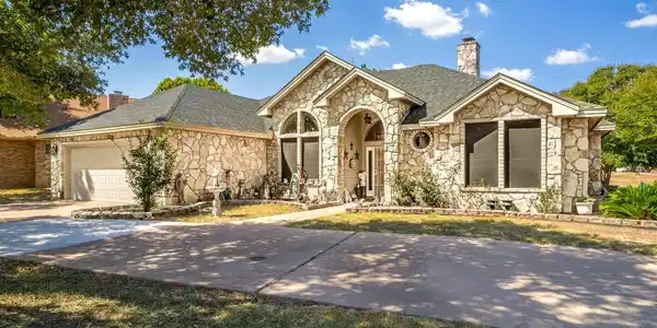 120 Meadowlakes DR
