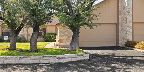 28 Oaks PL