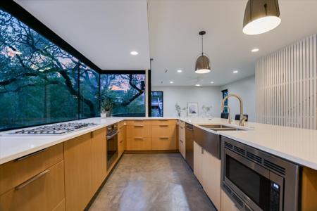 1325 Bonham TER