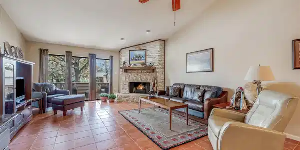 8 Oaks PL