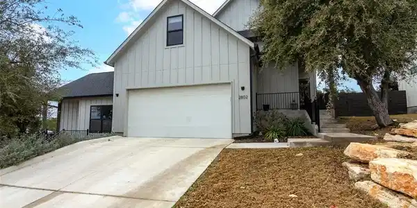 2802 Lawrence DR
