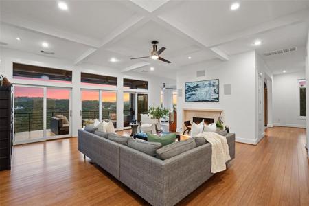 8 BEECHER LN