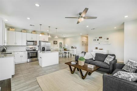 701 Maple LN