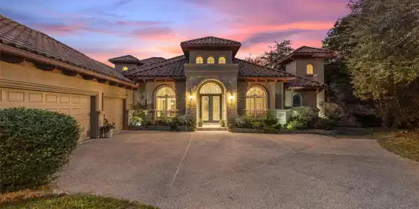 101 Lakeway Hills CV