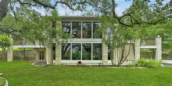 402 CORINTHIAN DR