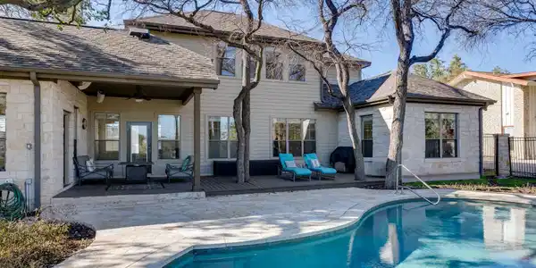 132 Lakeway DR