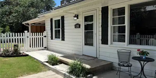 131 E White Rock