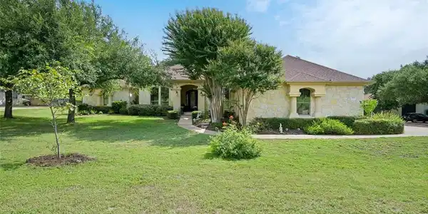 606 LAKEWAY DR
