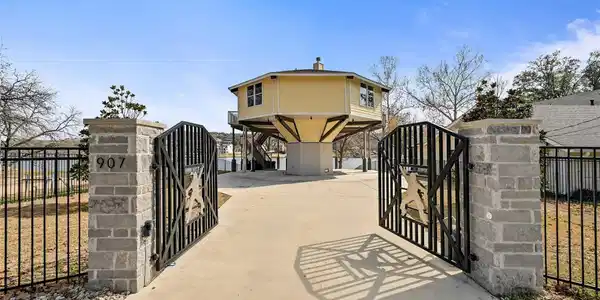 907 Lakeshore DR