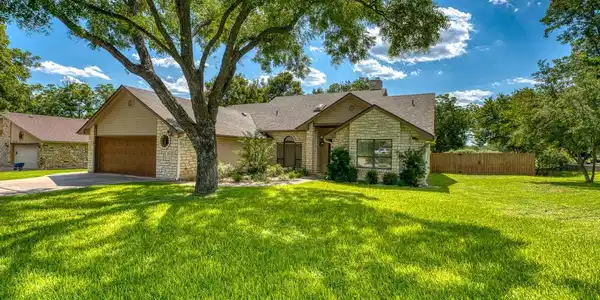 250 Meadowlakes DR