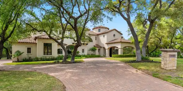 201 Costa Bella DR