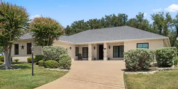 602 Lakeway DR