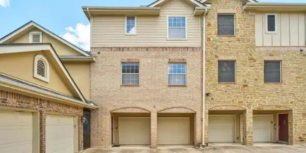 1402 Parker LN