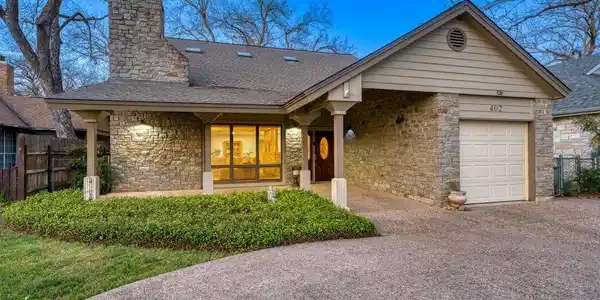 402 Meadowlakes DR