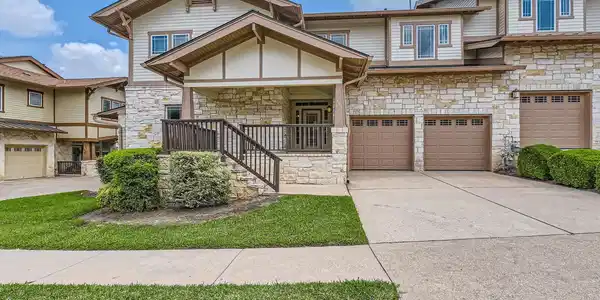 2930 Grand Oaks LOOP