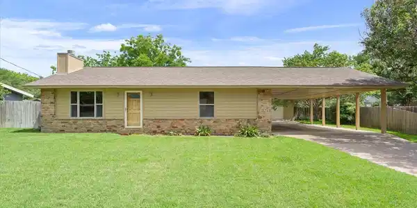 1115 Hackberry DR