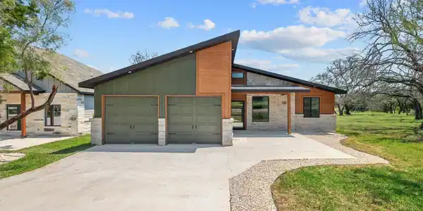 420 Bedford DR