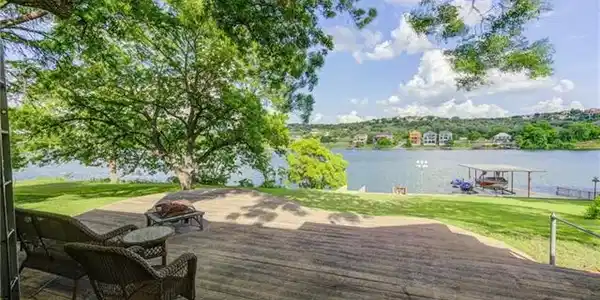 903 Lakeshore DR