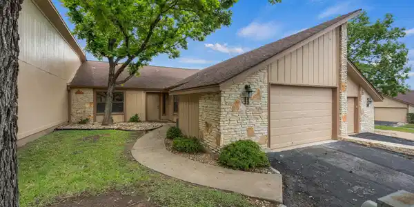 11 Oaks PL