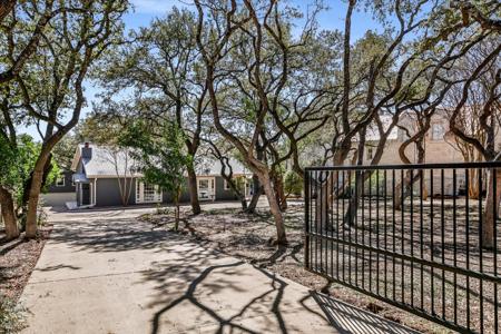 6111 Hudson Bend RD