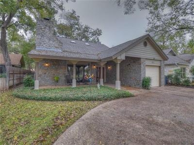 402 Meadowlakes DR