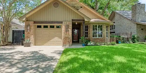 404 Meadowlakes DR