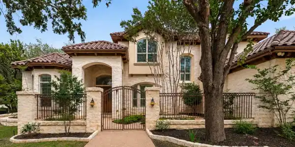 106 Lakeway Hills CV
