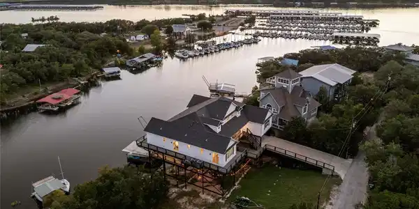 16323 Lake LOOP