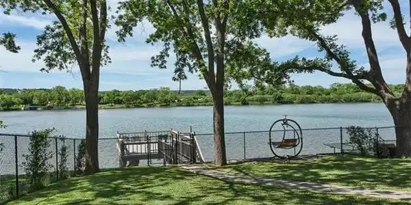 365 Meadowlakes DR